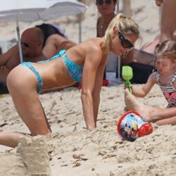 Carla Pereyra jugando en la arena con su hija Francesca en Formentera