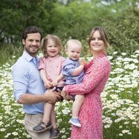 Carlos Felipe de Suecia y Sofia Hellqvist con sus hijos Alejandro y Gabriel de Suecia en un posado veraniego