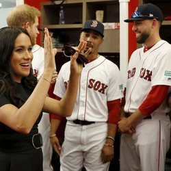 Meghan Markle y Mookie Betts con en el vestuario de los jugadores Red Sox