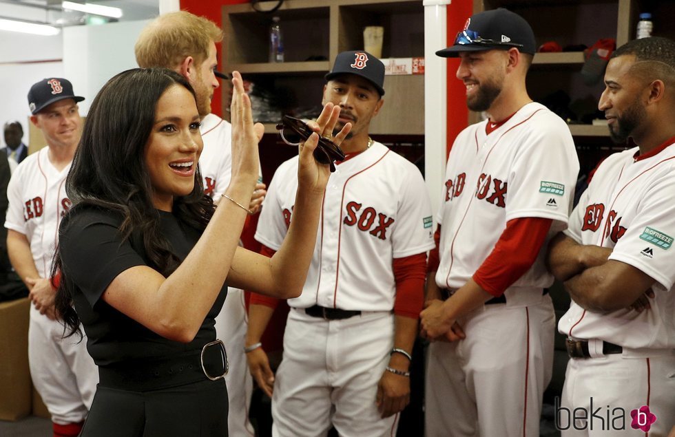 Meghan Markle y Mookie Betts con en el vestuario de los jugadores Red Sox
