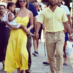 John Legend y Chrissy Teigen pasean con su hija Luna en Portofino