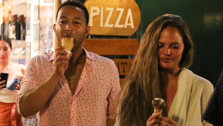 John Legend y Chrissy Teigen comiéndose un helado
