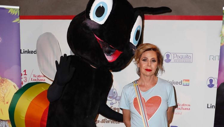Ágatha Ruiz de la Prada posa con un muñeco en la presentación de 'Pato el feo'