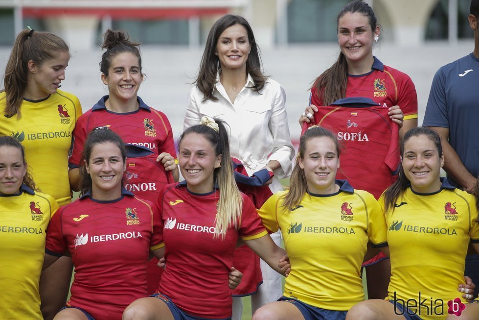 La Reina Letizia junto el equipo de rugby femenino español