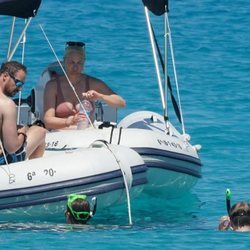 Príncipe Haakon y Mette-Marit en el barco mientras sus hijos bucean en Formentera