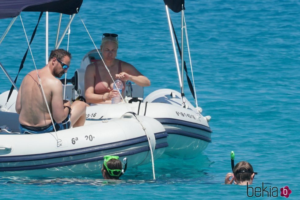 Príncipe Haakon y Mette-Marit en el barco mientras sus hijos bucean en Formentera