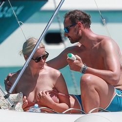 Príncipe Haakon echando crema a la Princesa Mette-Marit en las vacaciones por Formentera