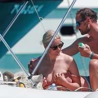 Príncipe Haakon echando crema a la Princesa Mette-Marit en las vacaciones por Formentera