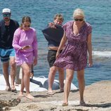 Príncipe Haakon con su esposa y sus hijos en la playa