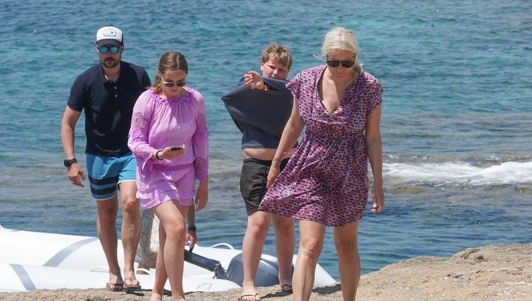 Príncipe Haakon con su esposa y sus hijos en la playa