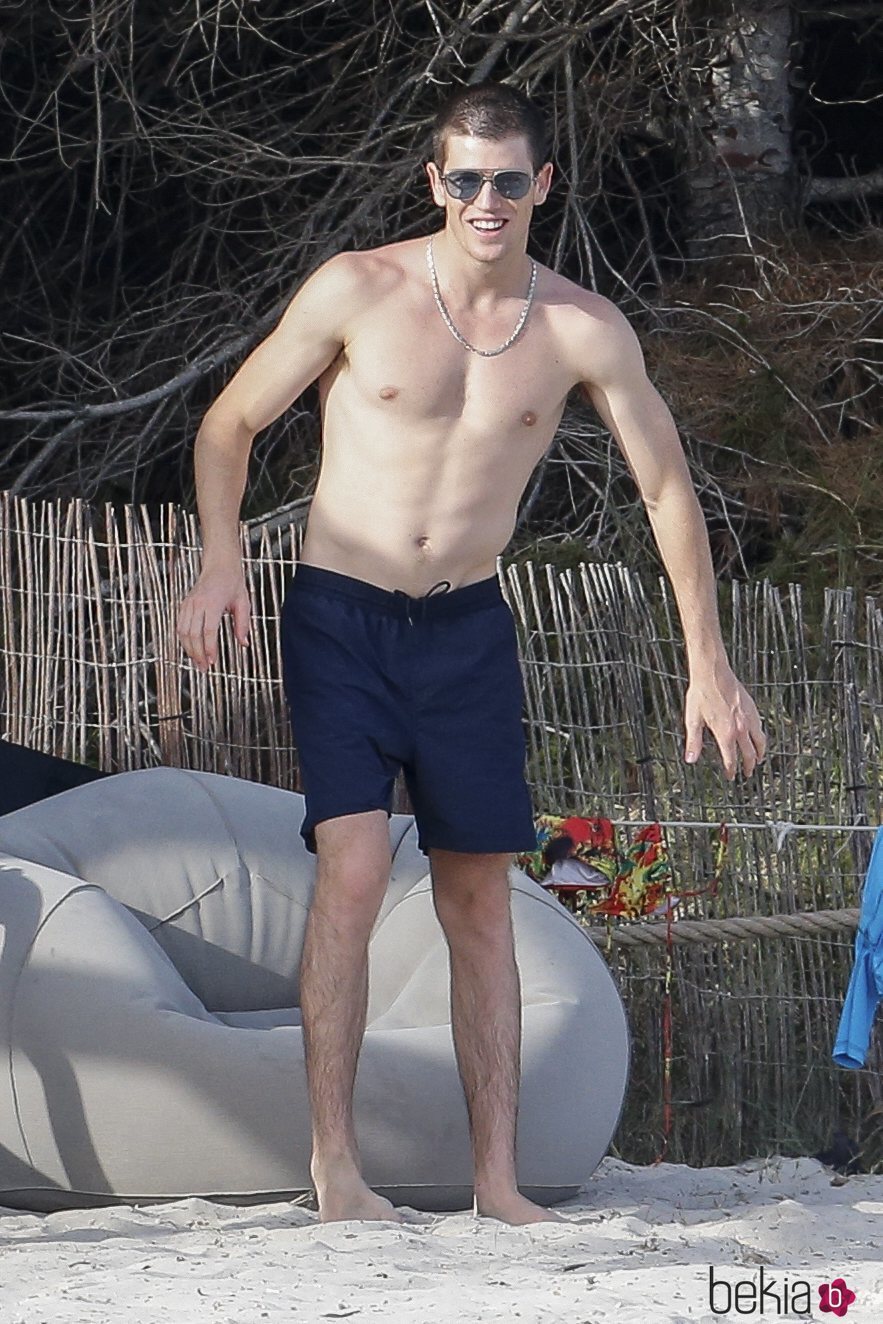 Miguel Bernardeau luce torso desnudo en Ibiza