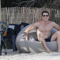 Miguel Bernardeau con el torso desnudo en Ibiza