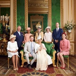 Los Duques de Sussex con su hijo Archie y parte de la Familia Real el día de su bautizo