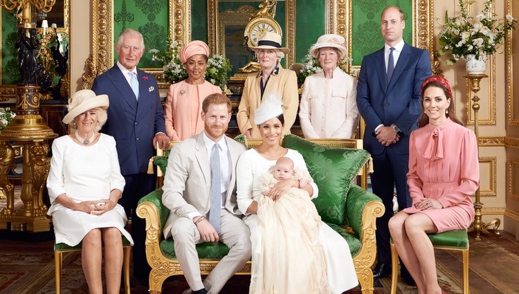 Los Duques de Sussex con su hijo Archie y parte de la Familia Real el día de su bautizo