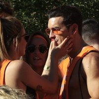 Mario Casas y Blanca Suárez muy cariñosos en la cabalgata del Orgullo 2019