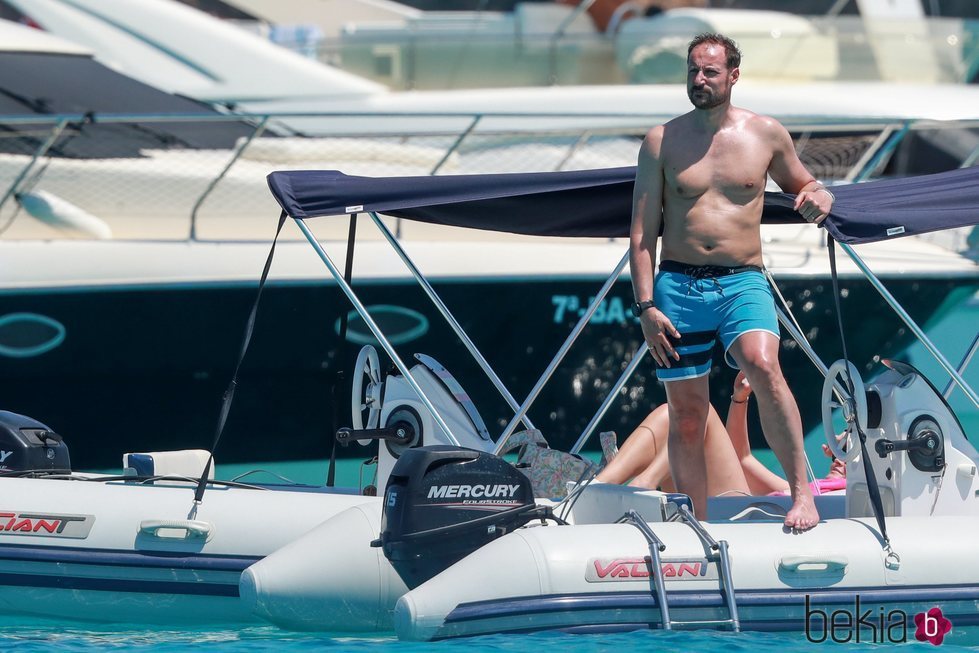 El Príncipe Haakon de Noruega con el torso desnudo en Formentera