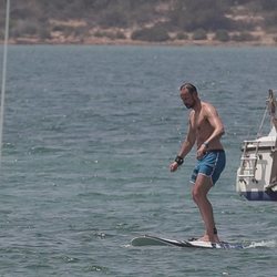 El Príncipe Haakon de Noruega practicando surf