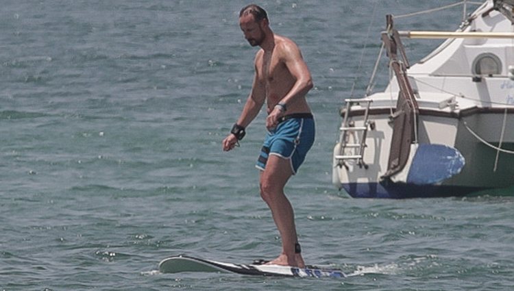 El Príncipe Haakon de Noruega practicando surf