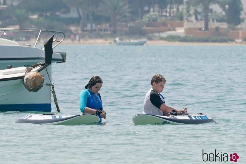 Ingrid Alexandra y Sverre Magnus de Noruega preparándose para surfear en Formentera