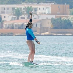 Ingrid Alexandra de Noruega subida a una tabla de surf en Formentera