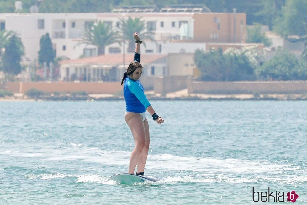 Ingrid Alexandra de Noruega subida a una tabla de surf en Formentera