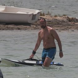 Haakon de Noruega tras practicar deportes acuáticos en Formentera