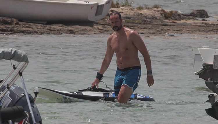 Haakon de Noruega tras practicar deportes acuáticos en Formentera