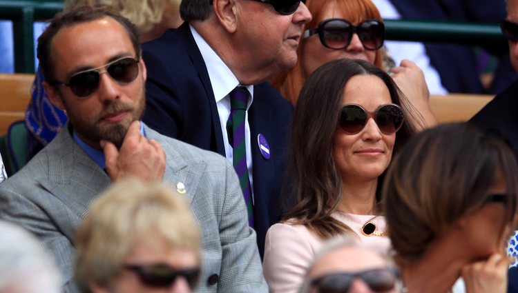 James Middleton y Pippa Middleton disfrutando de un partido de tenis en Wimbledon 2019