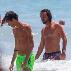 Pirlo y su hijo Niccolo durante sus vacaciones en Ibiza