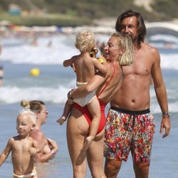 Pirlo con su pareja y sus hijos durante sus vacaciones familiares en Ibiza