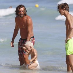 Pirlo con su hijo mayor y su hijo pequeño durante las vacaciones familiares en Ibiza