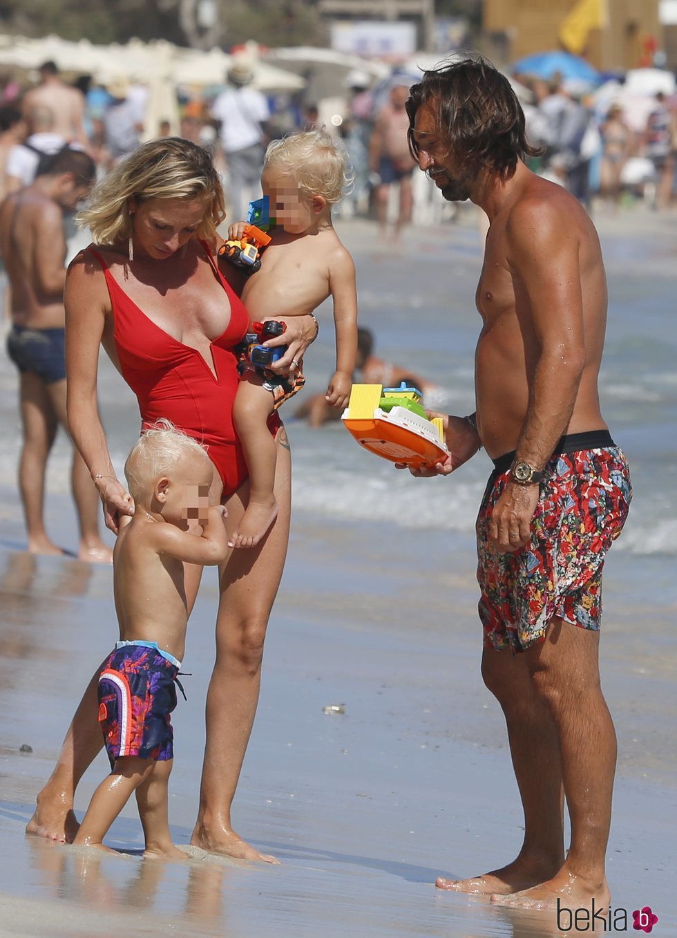 Pirlo con su mujer y sus hijos pequeños durante sus vacaciones familiares en Ibiza