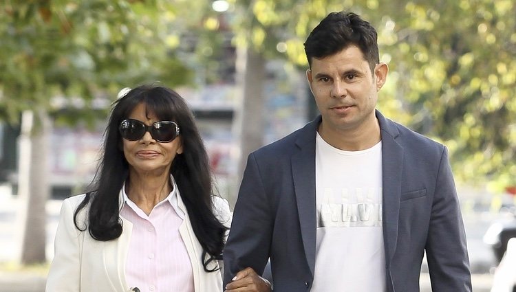 Javier Sánchez Santos y su madre María Edite a la puerta de los Juzgados de Valencia