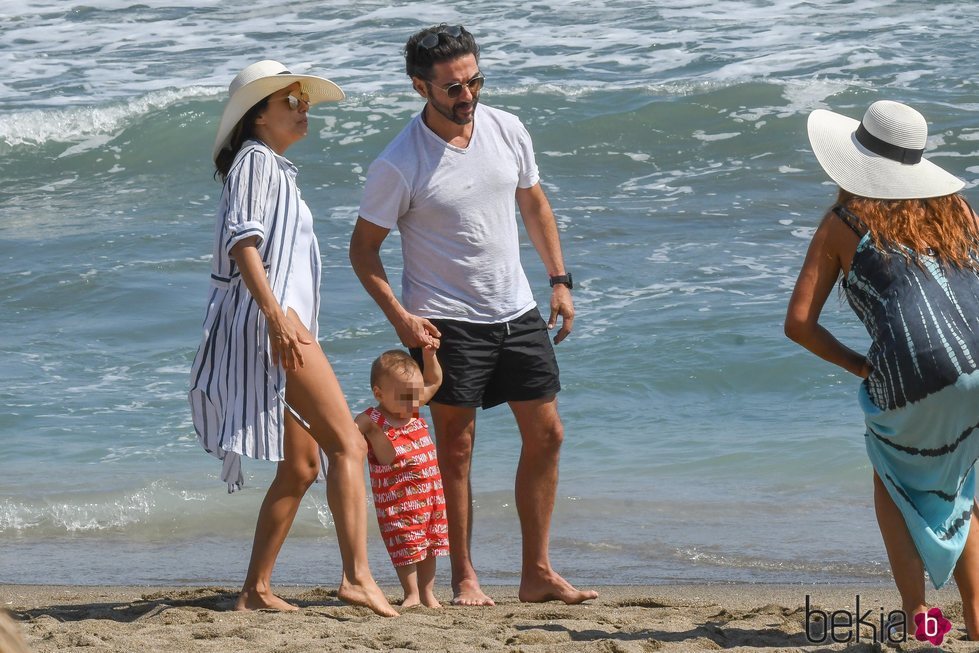 Eva Longoria y su marido Pepe Bastón con su hijo en la playas de Marbella