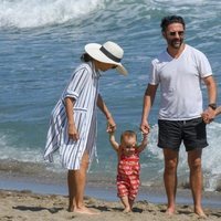 Eva Longoria con su marido Pepe Bastón y su amiga María Bravo paseando a su hijo en Marbella