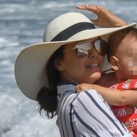 Eva Longoria posa con su hijo en la playa de Marbella