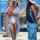 Eva Longoria pasea con su hijo Santi y una amiga en Marbella