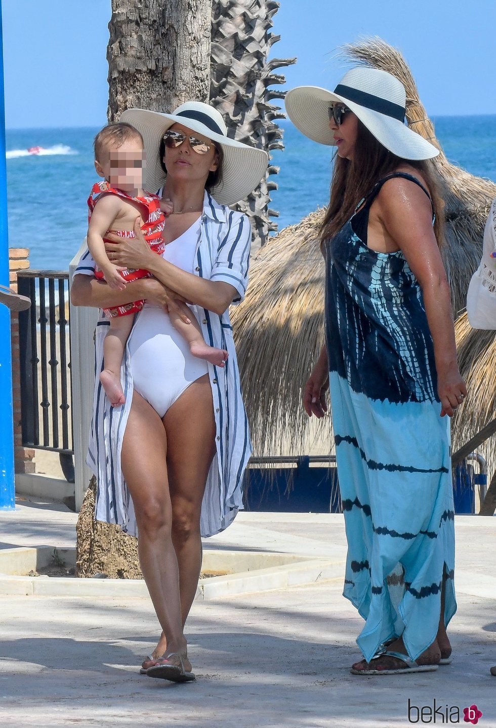 Eva Longoria pasea con su hijo Santi y una amiga en Marbella