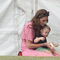 Kate Middleton y el Príncipe Luis en un partido benéfico de polo