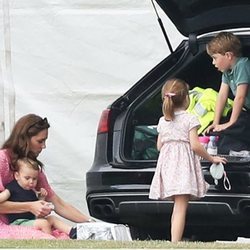 Kate Middleton, el Príncipe Jorge, la Princesa Carlota y el Príncipe Luis en un partido benéfico de polo