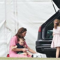 Kate Middleton, el Príncipe Jorge, la Princesa Carlota y el Príncipe Luis en un partido benéfico de polo