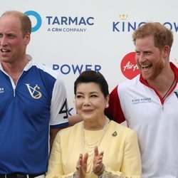 El Príncipe Guillermo y el Príncipe Harry en un partido de polo benéfico