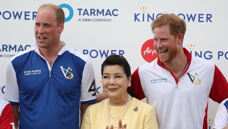 El Príncipe Guillermo y el Príncipe Harry en un partido de polo benéfico