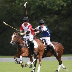 El Príncipe Guillermo y el Príncipe Harry disputando un partido benéfico de polo