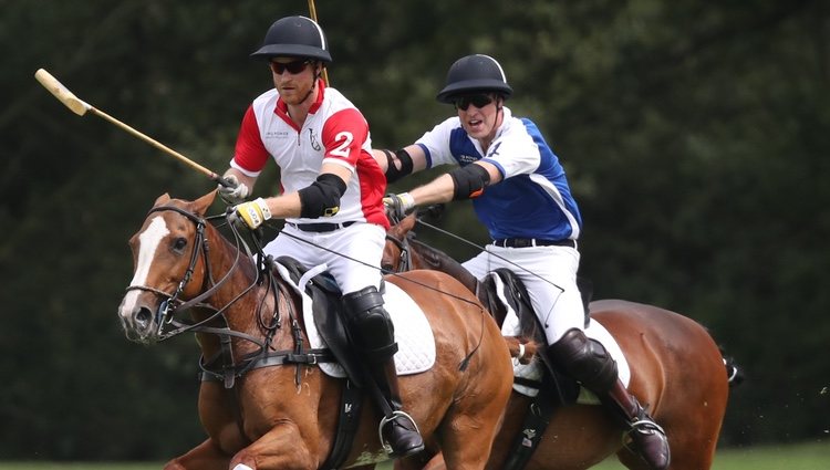 El Príncipe Guillermo y el Príncipe Harry disputando un partido benéfico de polo
