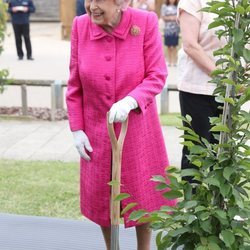 La Reina Isabel II plantando un árbol