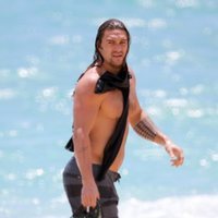 Jason Momoa con el torso desnudo en la playa
