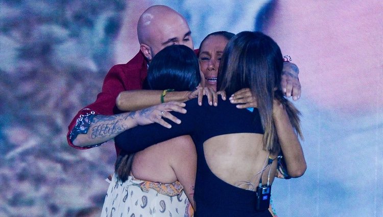 Kiko Rivera, Chabelita Pantoja y Anabel Pantoja abrazando a Isabel Pantoja en 'Supervivientes 2019'