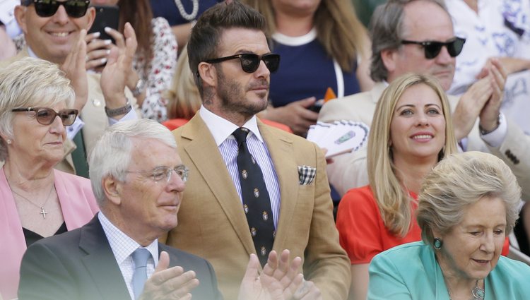 David Beckham asiste junto a su madre a la semifinal femenina de Wimbledon 2019
