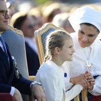 La Princesa Victoria de Suecia calmando a su hija Estela de Suecia en su 42 cumpleaños
